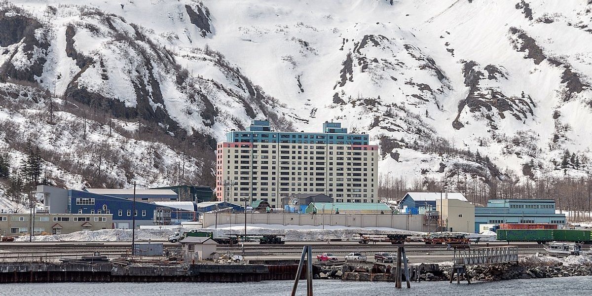 Az alaszkai kisváros, ahol mindenki egyetlen óriási épületben lakik
