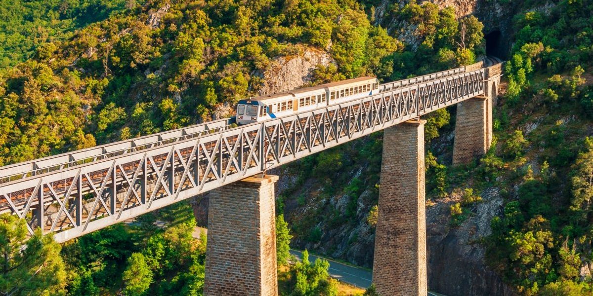 Egy szigeten kanyarog Európa egyik legvadregényesebb vasútvonala
