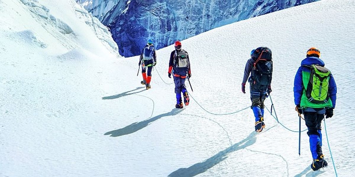 Autoritățile de pe Everest anunță că îi va obliga pe alpiniști să-și care excrementele de pe munte