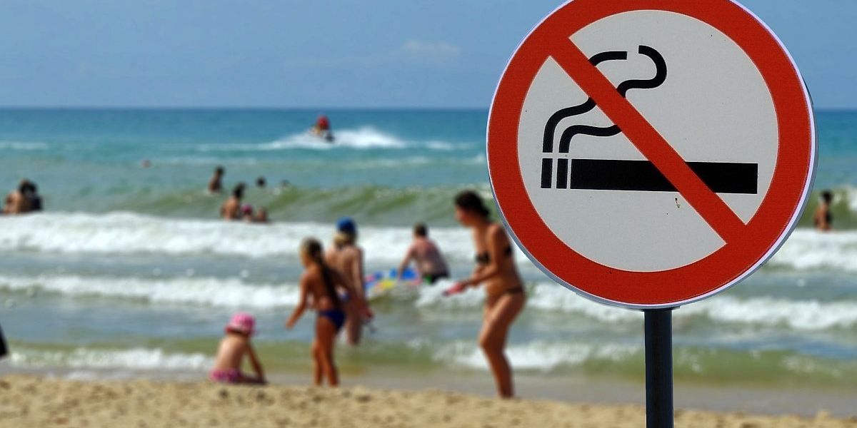A strandokon és teraszokon is betiltják a dohányzást Európa egyik népszerű úti céljában