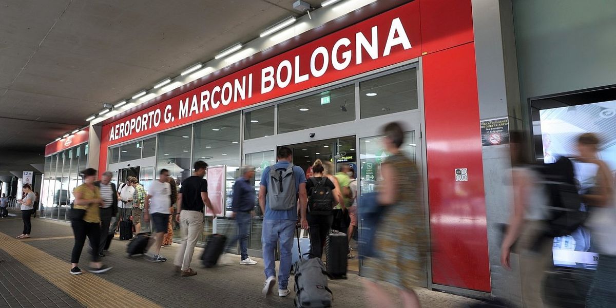 Un italian de 83 de ani se mută din aeroport după o ședere de 9 luni