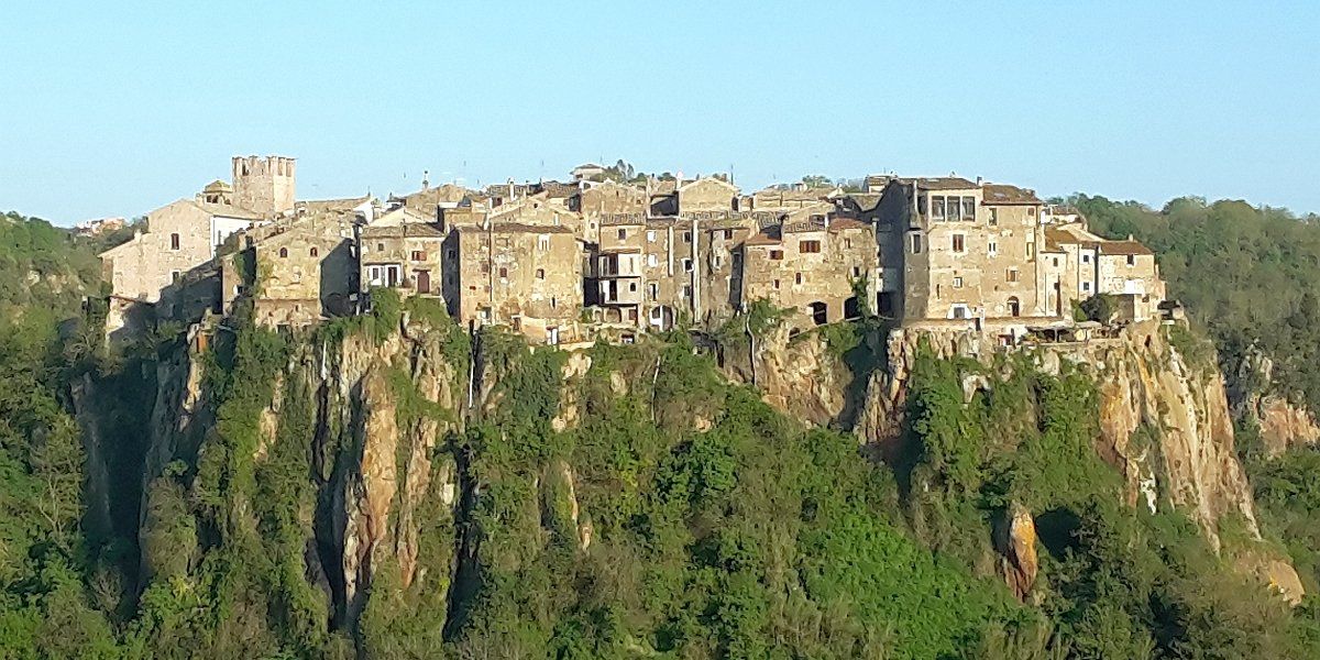 Művészek mentették meg az enyészettől a sziklacsúcsra épült olasz falut