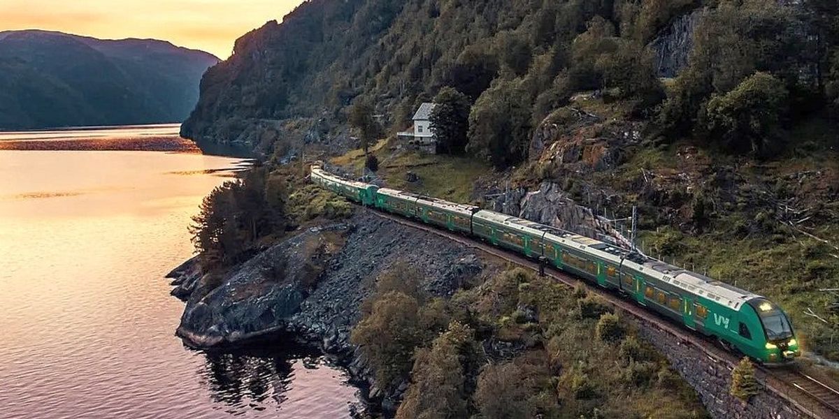 Calea ferată aflată la cea mai mare altitudine din Europa de Nord trece prin peisaje magnifice