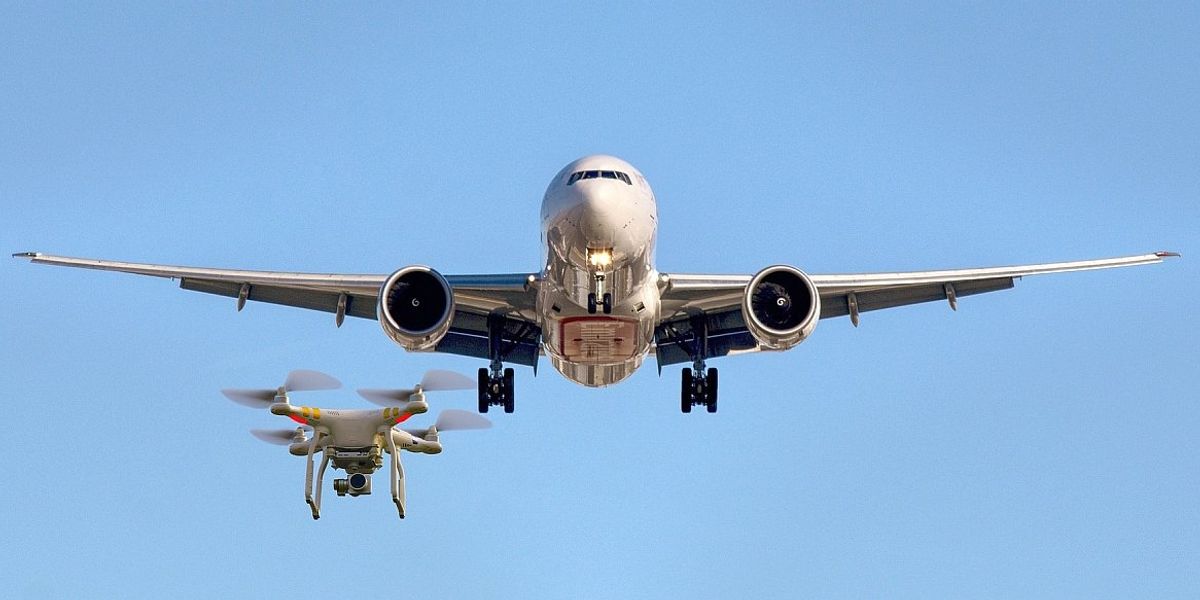 O dronă modificată era să cauzeze o catastrofă aviatică în Anglia