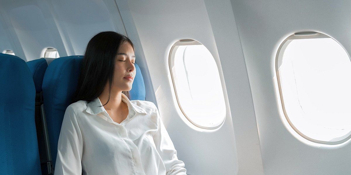 Știai de ce poate fi periculos să stai pe locul de la geam în avion?