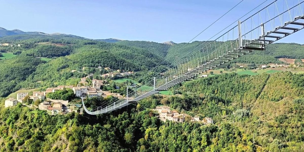 Curajoșii pot traversa acum cel mai înalt pod suspendat din Europa
