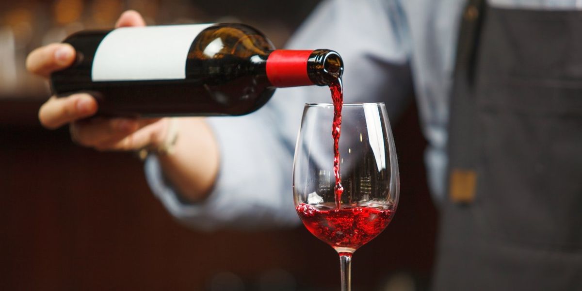 Ingyen palack borral jutalmazza egy olasz étterem a beszélgető vendégeit