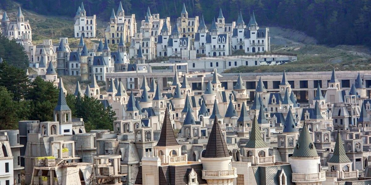 Unul dintre cele mai înfiorătoare orașe-fantomă din lume are sute de castele abandonate
