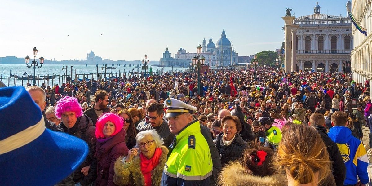 Nu doar venețienii se revoltă împotriva turismului excesiv!
