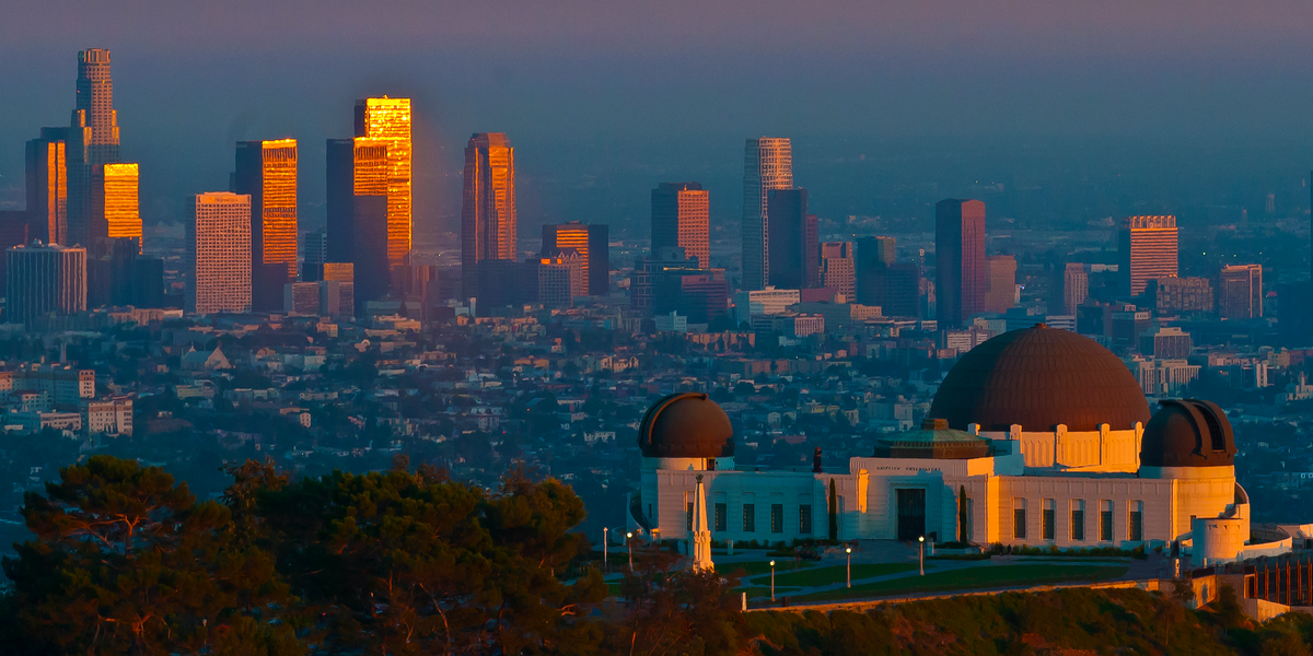 Los Angeles, Griffith Obszervatórium kilátó naplemente felhőkarcolók