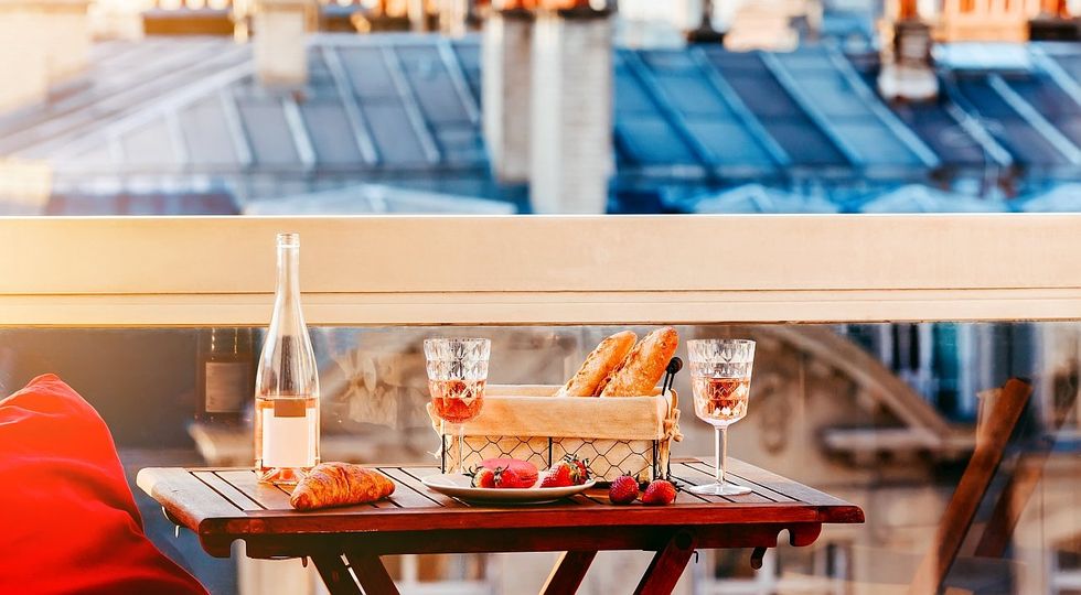 Mic dejun pe un balcon din paris