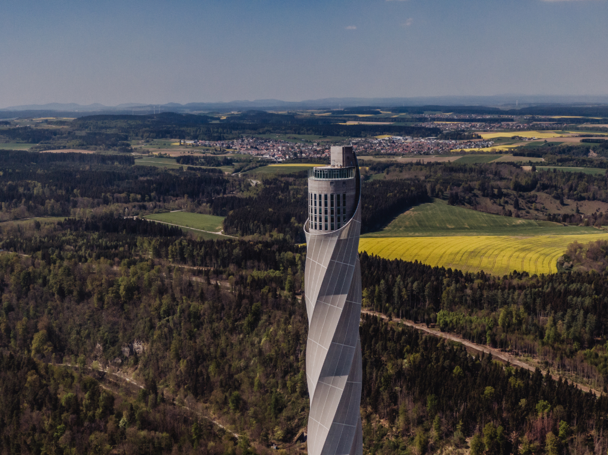 Miért emelkedik egy több mint 240 méteres torony a Fekete-erdő határán?