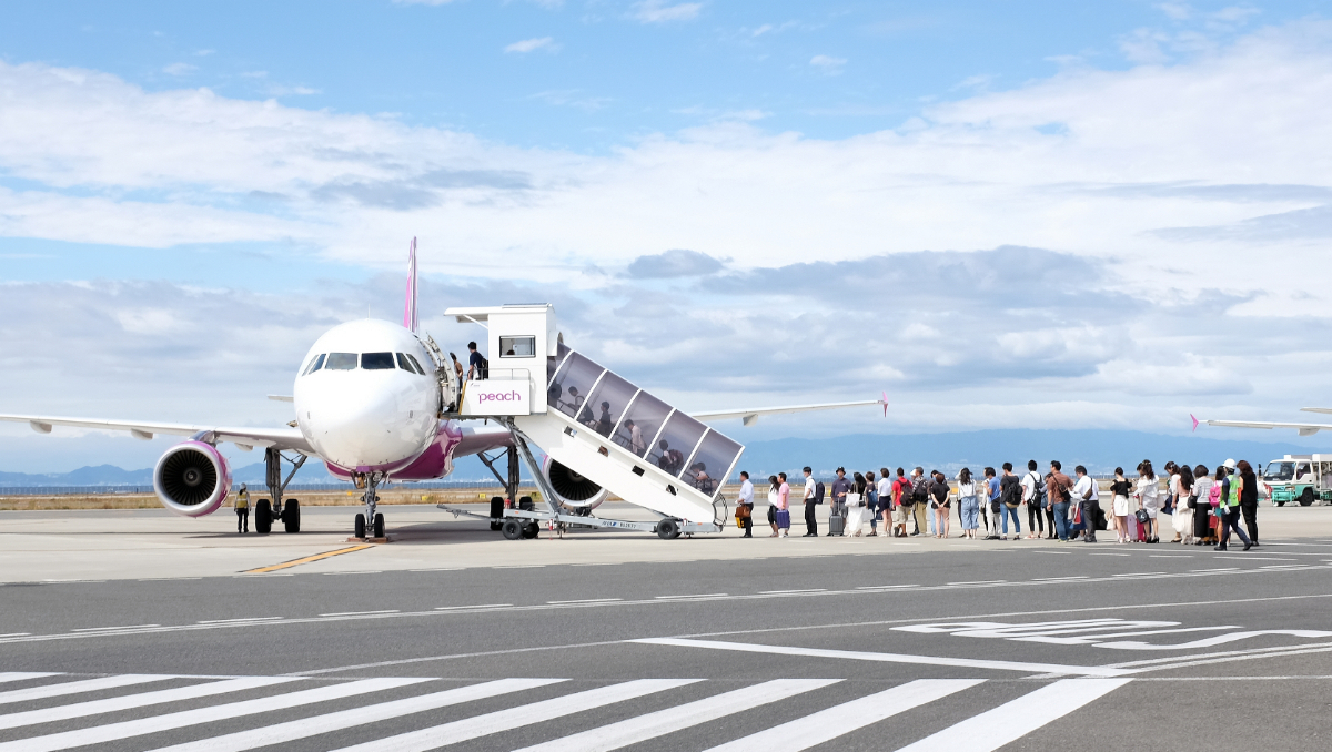 Miért mindig balról szállunk fel a repülőgépre? A válasz a múltban rejlik