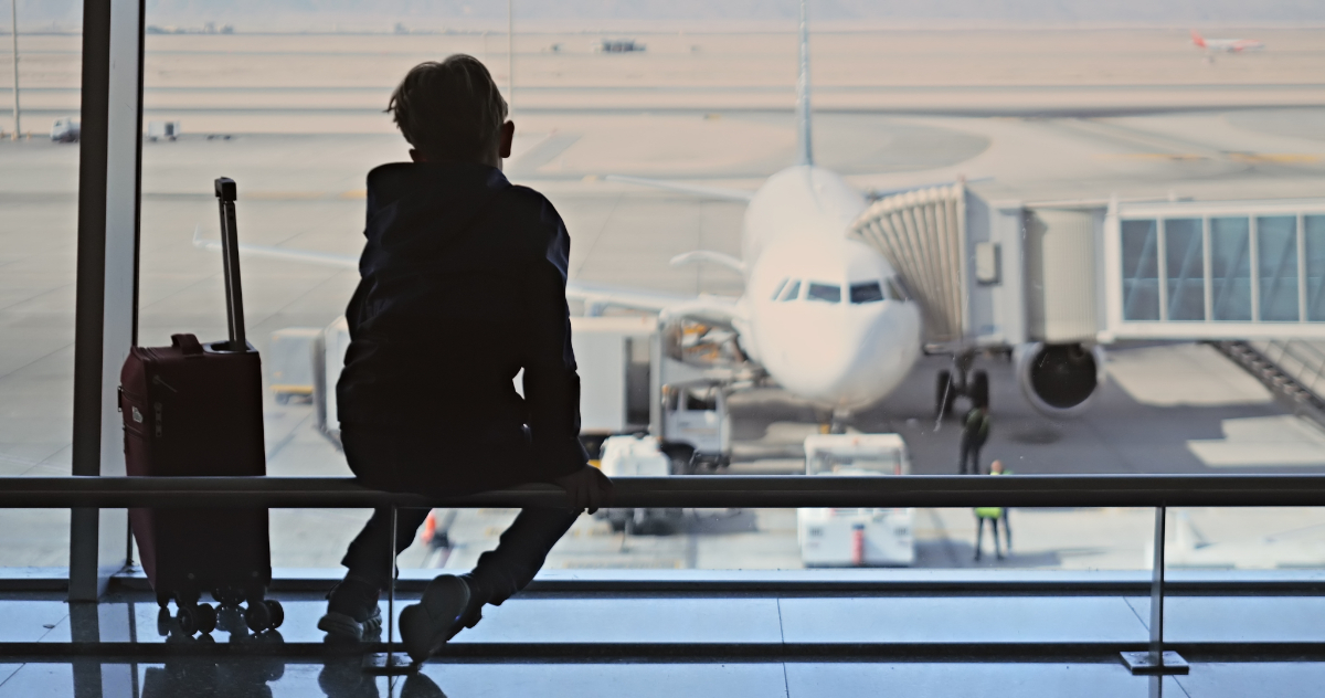 Egyszerűen hátrahagyták a gyereket a reptéren, amikor kiderült, már nem érvényes az útlevele