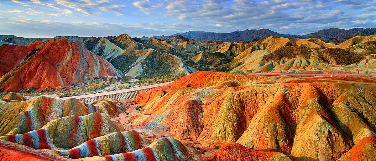 A látvány, amelyről sokan azt hiszik, hogy Photoshop – valós geológiai jelenség a színes hegyek mögött