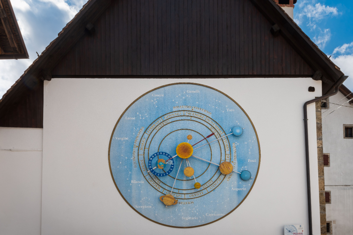 Az aprócska olasz falu, amelyik tele van órákkal – de miért ?