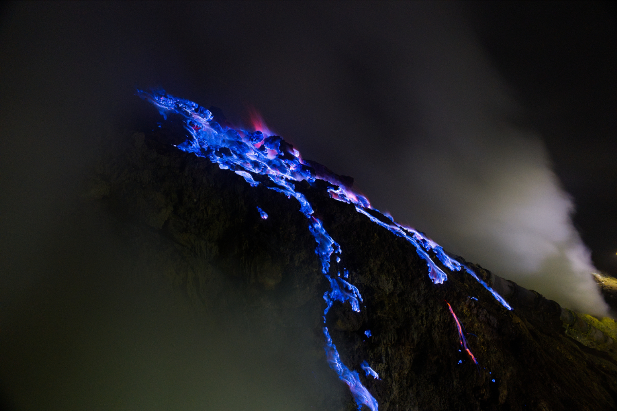 A hely, ahol éjjel kék tűz lobban, nappal savas tó gőzölög – és mégis bányásznak