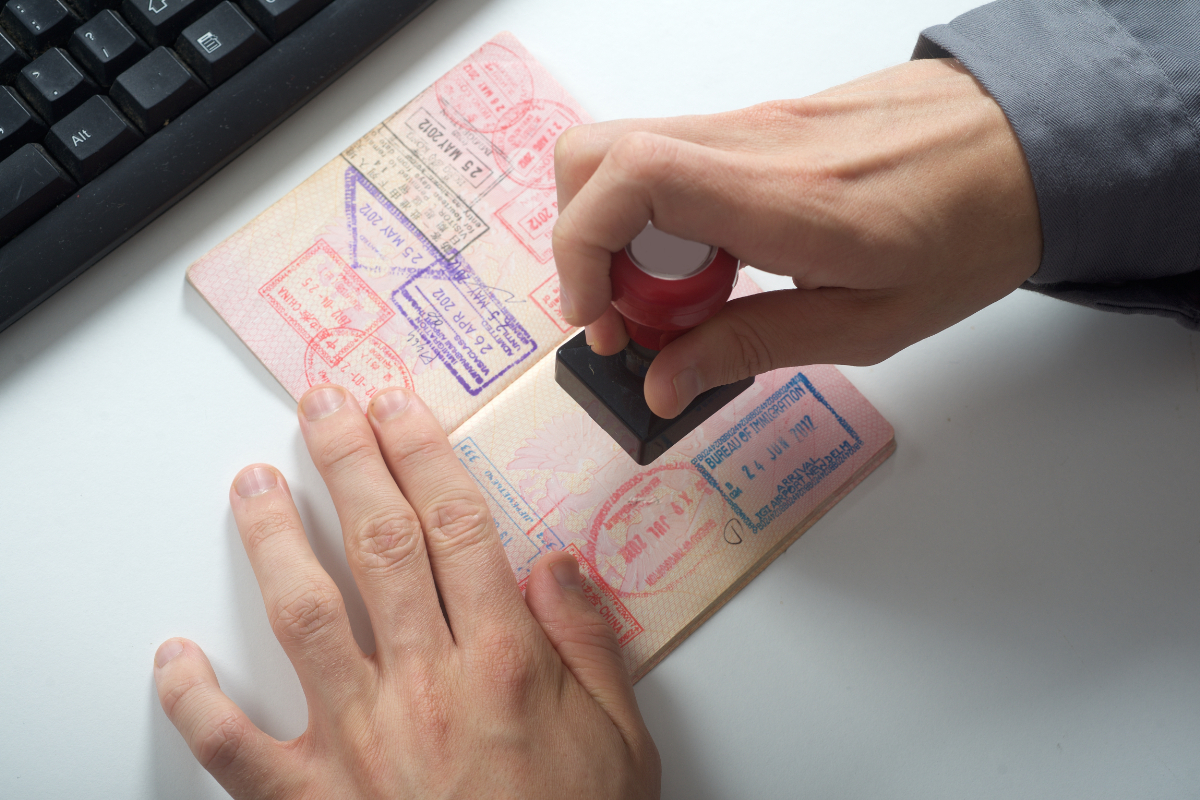 Adio ștampilelor din pașapoarte: și România trece la noul sistem digital de frontieră EES