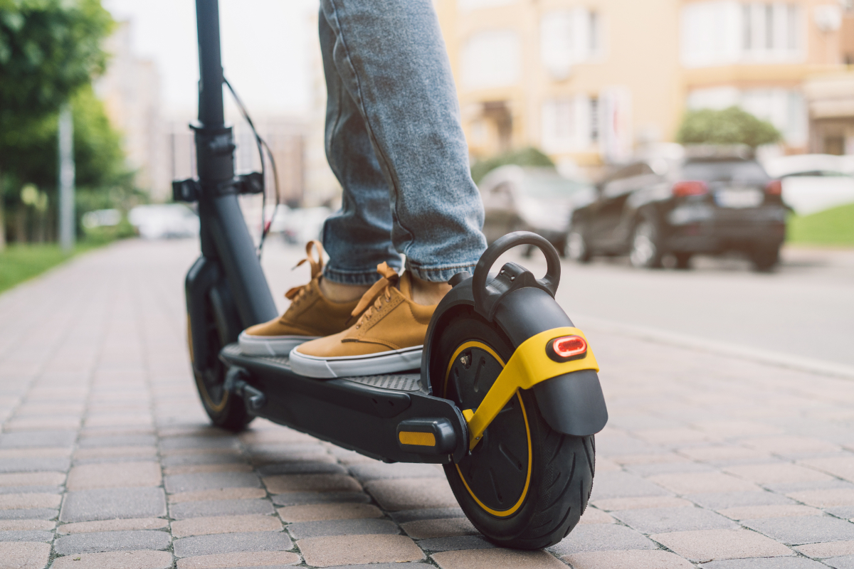 Schimbări drastice pentru utilizatorii de trotinete și biciclete electrice – noile reguli RCA, explicate pe scurt