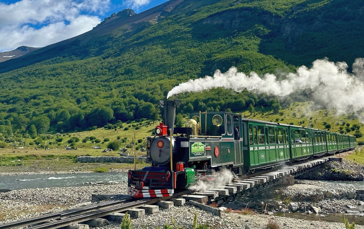 Cea mai sudică linie feroviară din lume duce prin peisaje spectaculoase până la „Capătul Lumii”