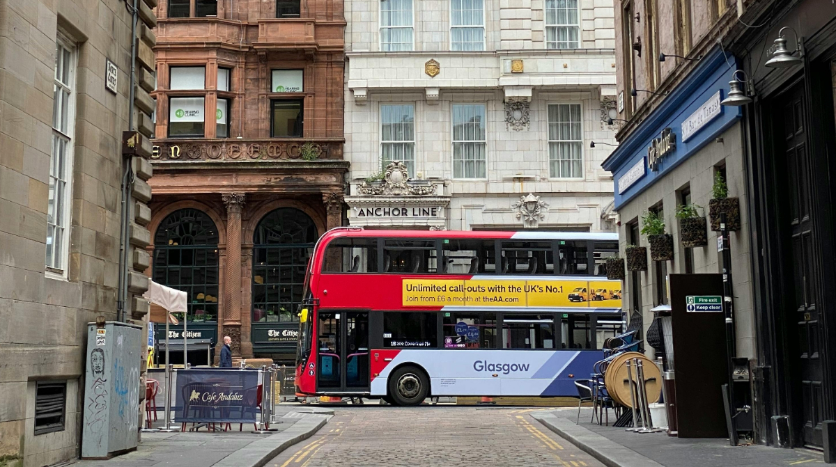 Poate transportul gratuit să reducă traficul și izolarea socială? Un oraș european încearcă