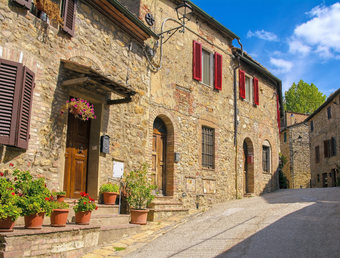 Ai cumpăra o casă la 1 euro în Italia? Ce oferă, de fapt, această insulă celor care se mută acolo