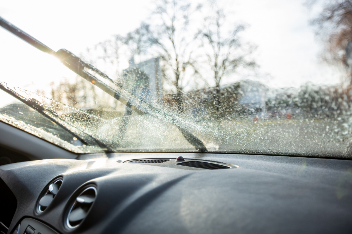 De ce scârțâie ștergătoarele și cum le repari înainte să devină un pericol