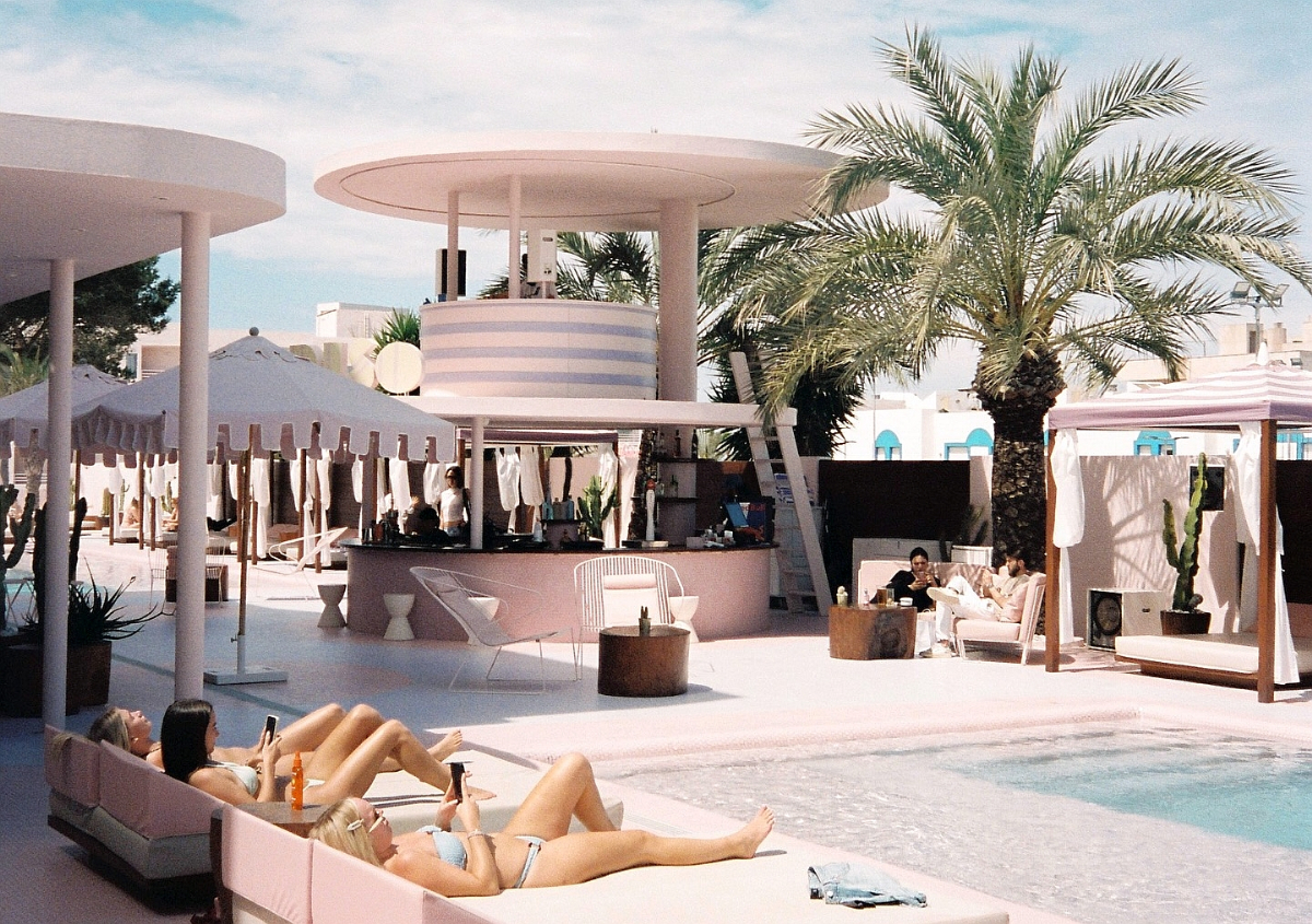 O noapte gratuită în Ibiza, într-un hotel de patru stele – ai accepta această condiție?