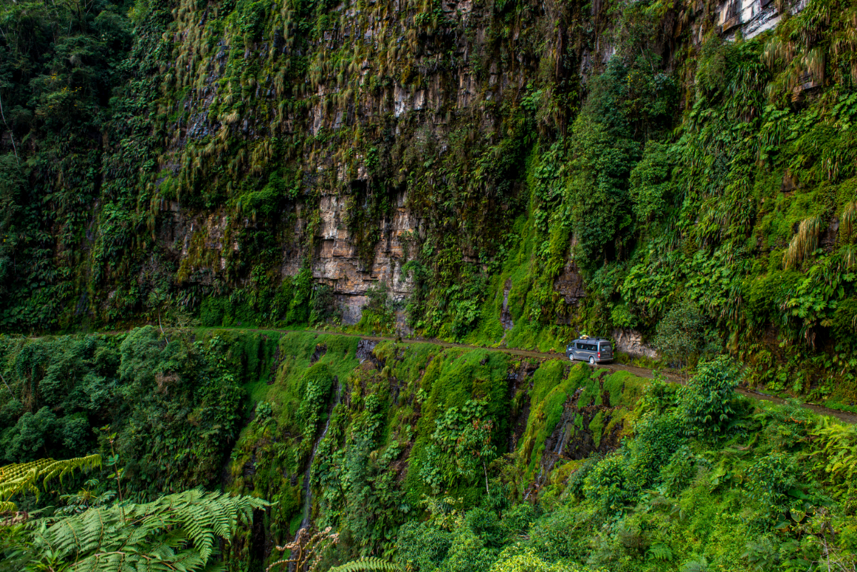 A hegyoldalba vájt út, ahol egy rossz mozdulat is elég lehet – a hírhedt „Halál útja”