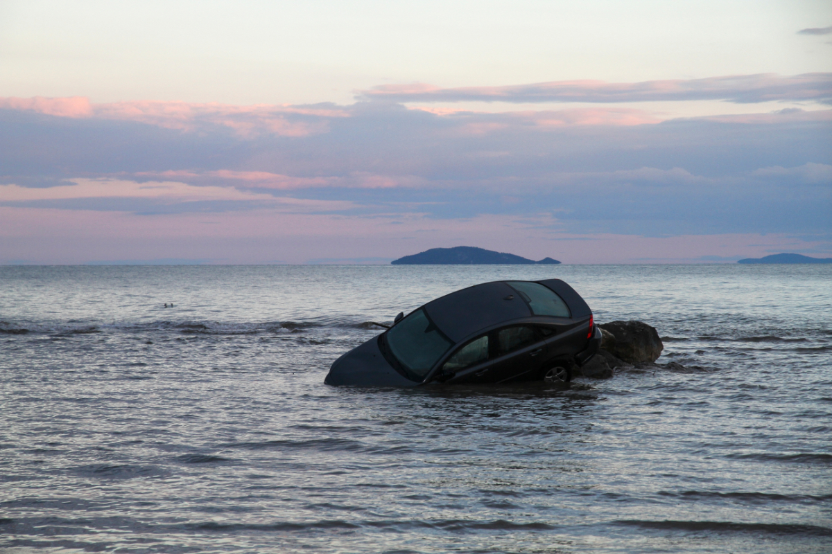 Plaja notorie din Europa unde mașinile sunt înghițite de mare