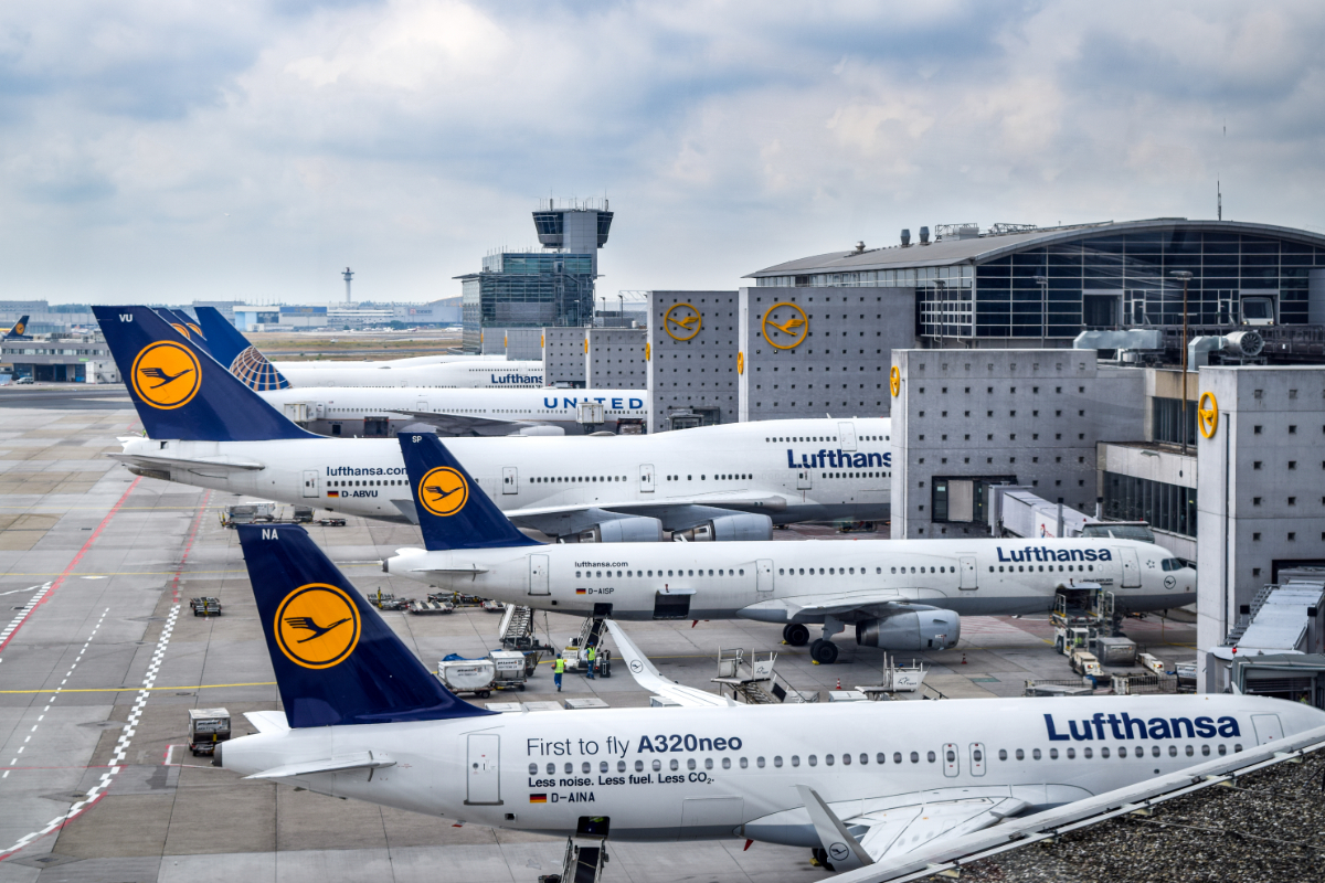 Criza combustibilului lovește aviația: 13 companii aeriene reduc zborurile
