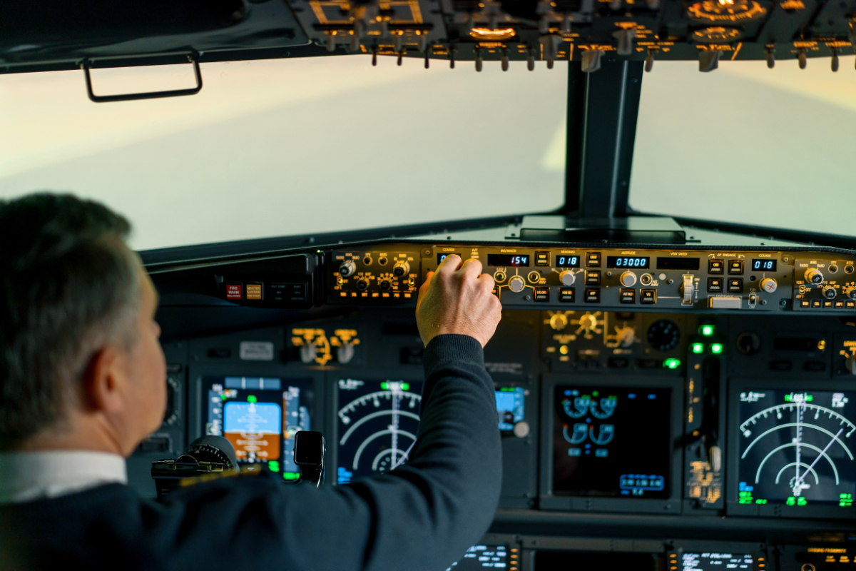 Un pilot a zburat 17 ani cu pasageri la bord fără licența necesară