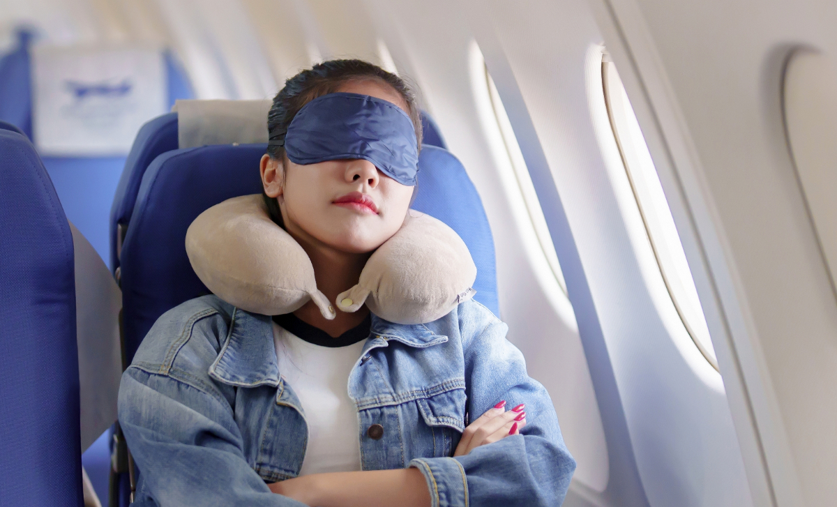 Cum poți dormi mai bine în avion: 8 trucuri recomandate de un specialist