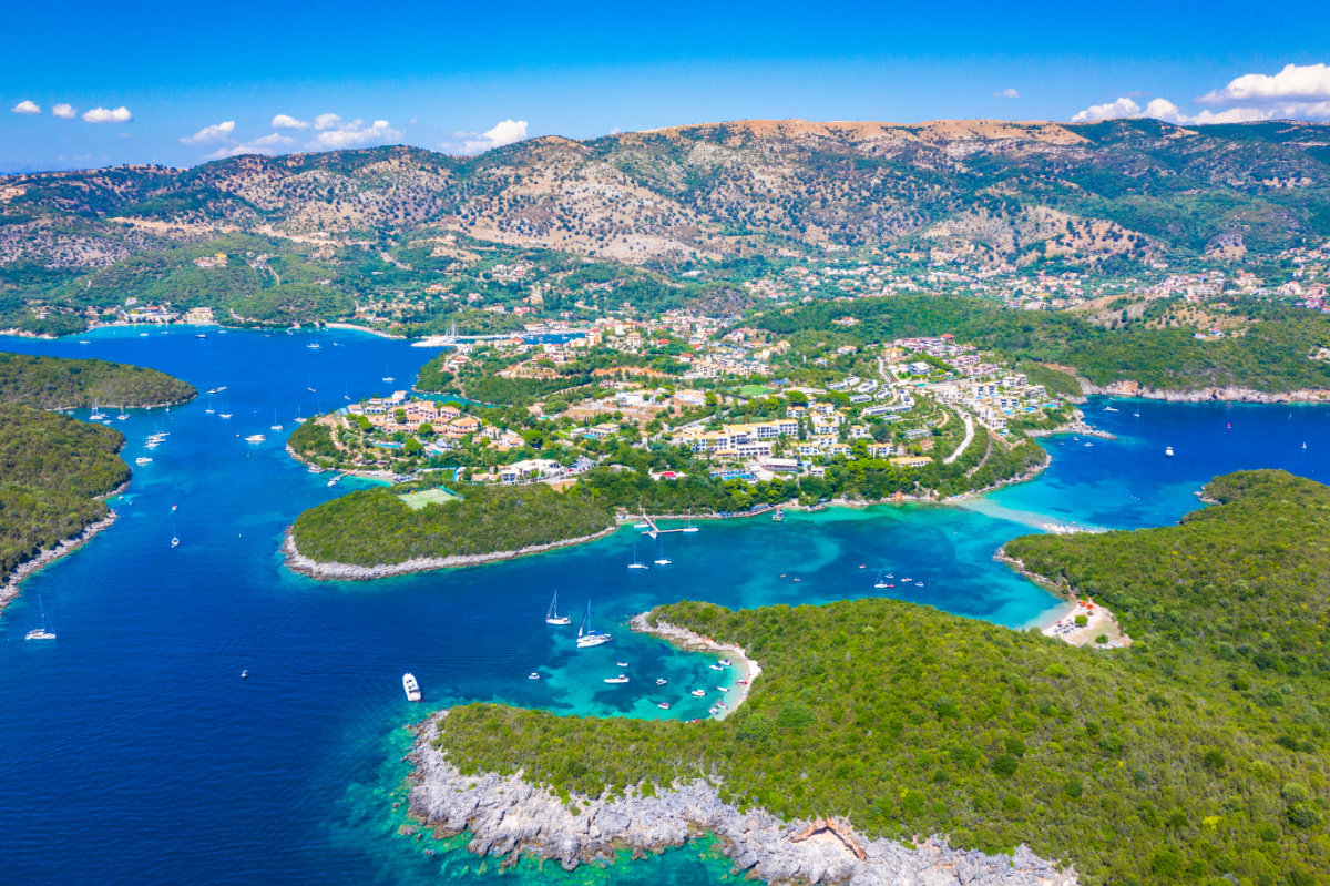 Una dintre cele mai liniștite stațiuni din Grecia se află vizavi de Corfu