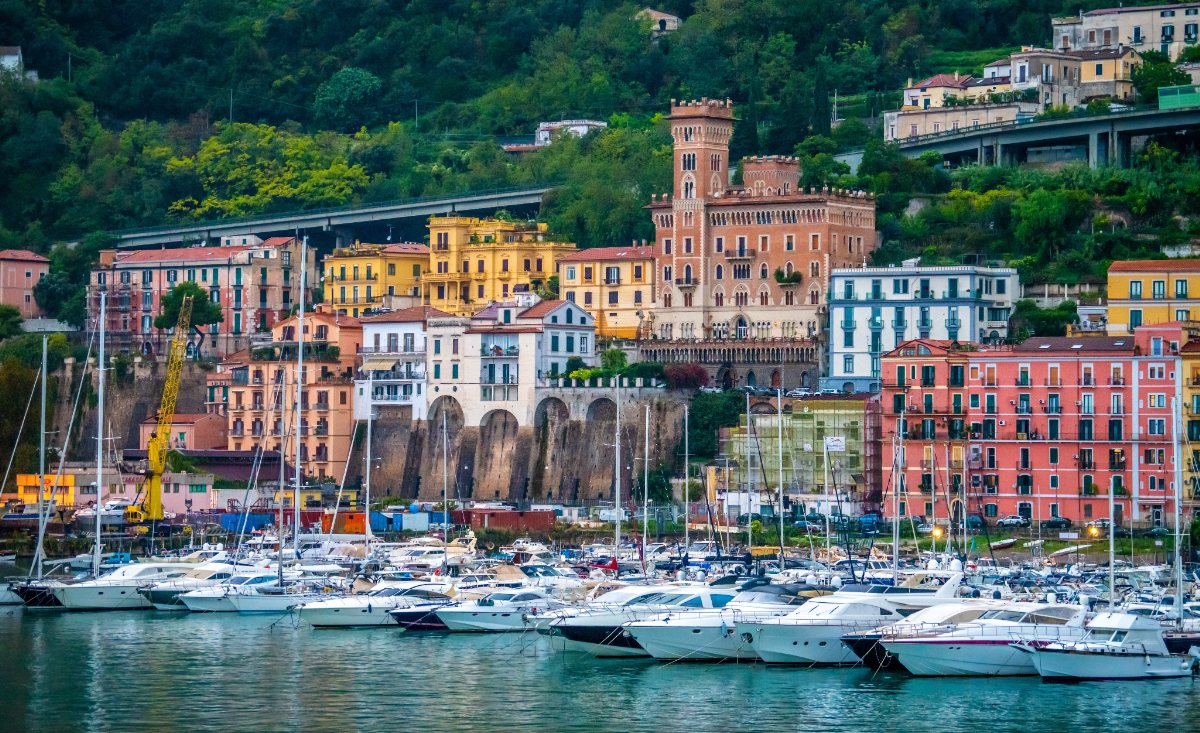 Poarta spre Coasta Amalfi: o destinație la fel de frumoasă, dar mai ieftină de vizitat
