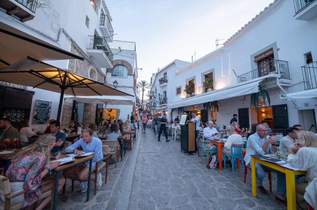 Ennyibe kerül egy palack víz Ibizán: sok turista megdöbbent az árakon