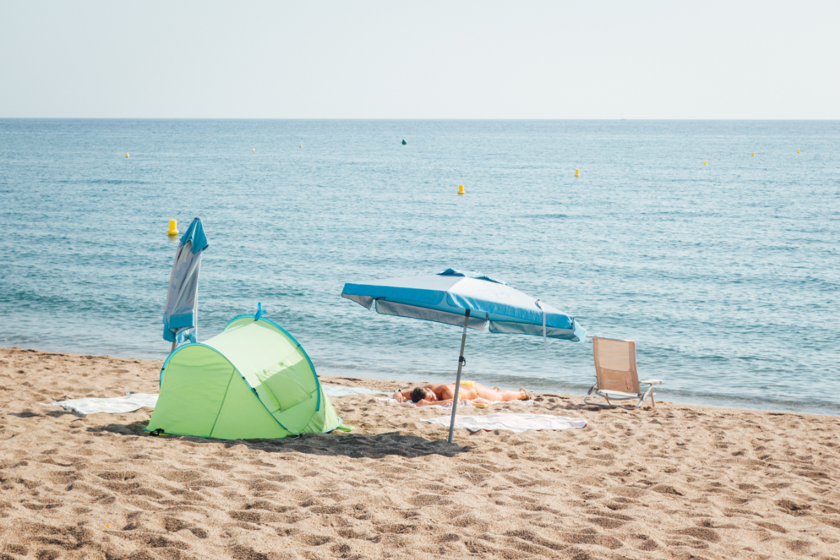 Italia se satură de turiștii care „rezervă” plaja cu prosoape: amenzi de până la 500 de euro