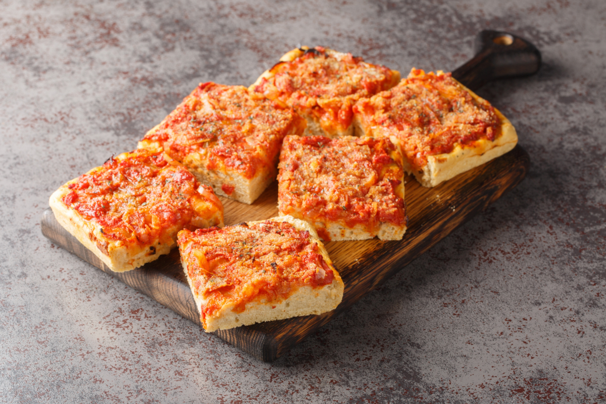 Nu seamănă aproape deloc cu cea napolitană: așa poți face pizza pufoasă a Siciliei