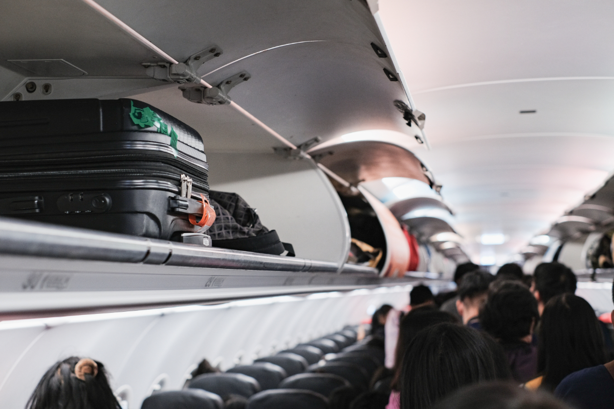 Locul din avion unde e mai bine să nu-ți pui bagajul de mână