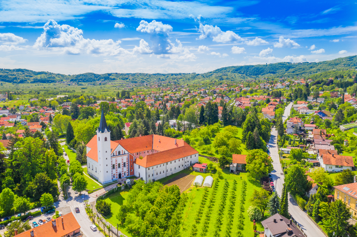 O regiune croată puțin cunoscută oferă vinuri, peisaje și sate ca în Toscana