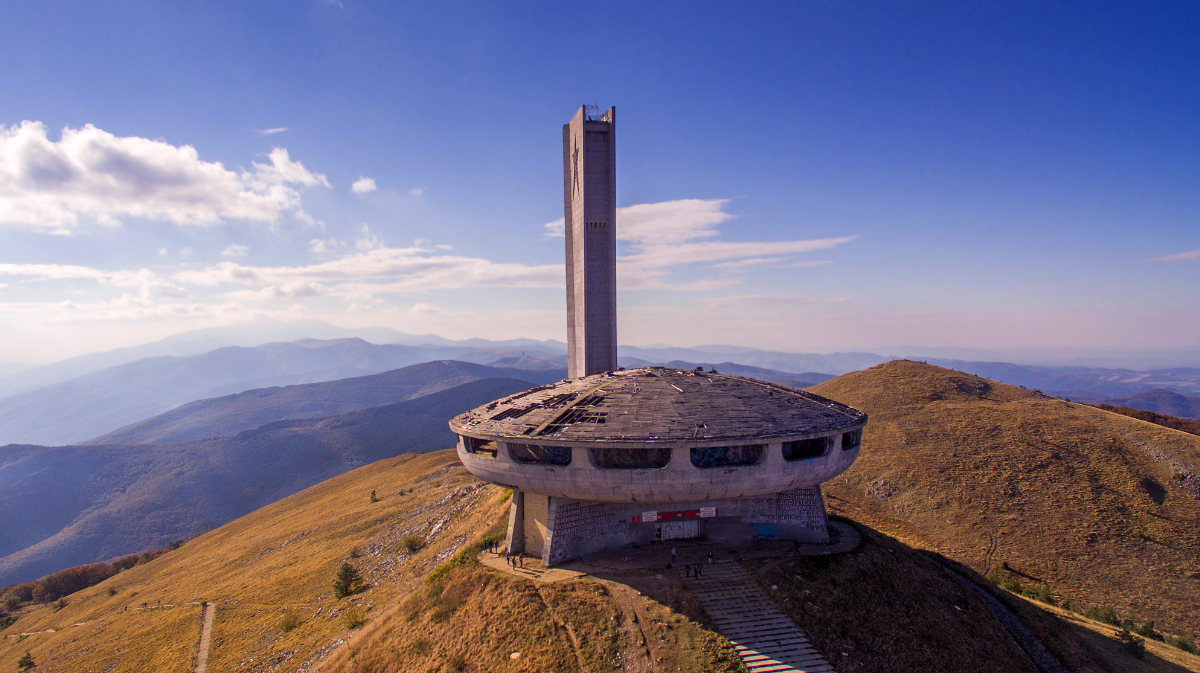 Clădirea uriașă din vecinătate care seamănă cu un OZN și a fost abandonată după căderea dictaturii