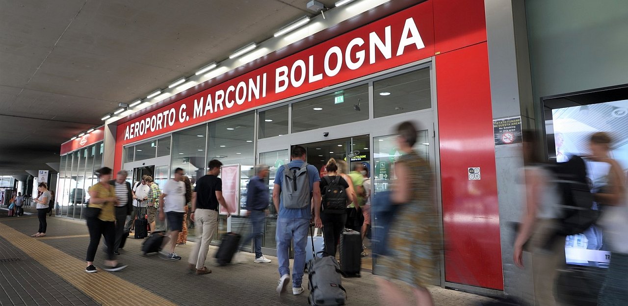 Un italian de 83 de ani se mută din aeroport după o ședere de 9 luni