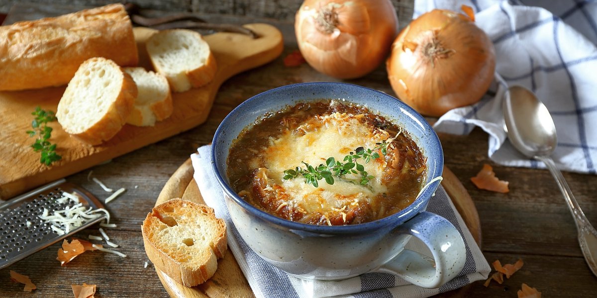 Paraszti ételből lett ínyenc fogás: a francia hagymaleves