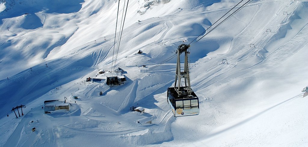 Elképesztő látványt nyújt a világrekorder Zugspitze sífelvonó
