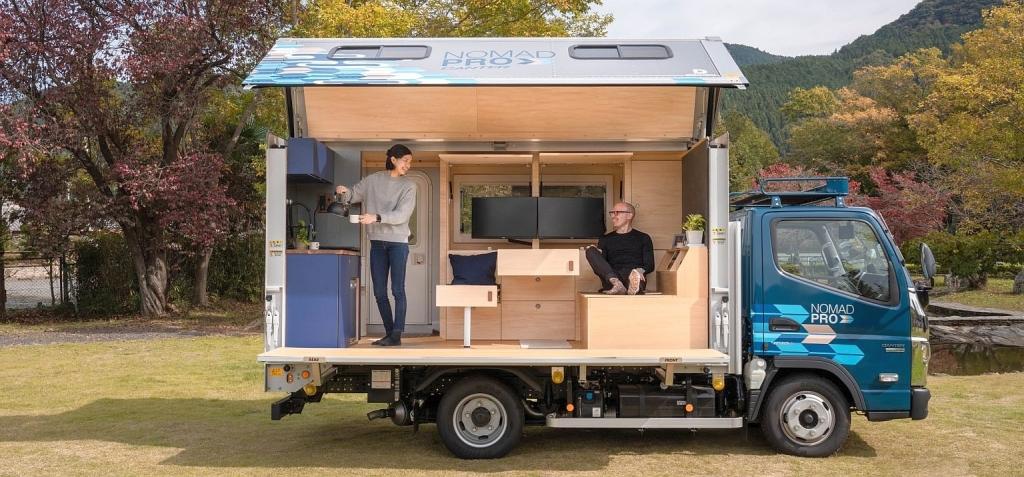Kívül kisteherautó, belül home office digitális nomádoknak – ez a Fuso Canter NOMADPro!
