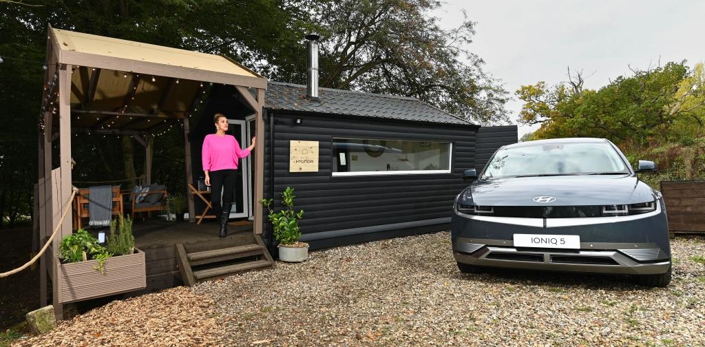 Működtethet egy elektromos autó egy erdei kempingházat? A Hyundai megmutatta hogyan!