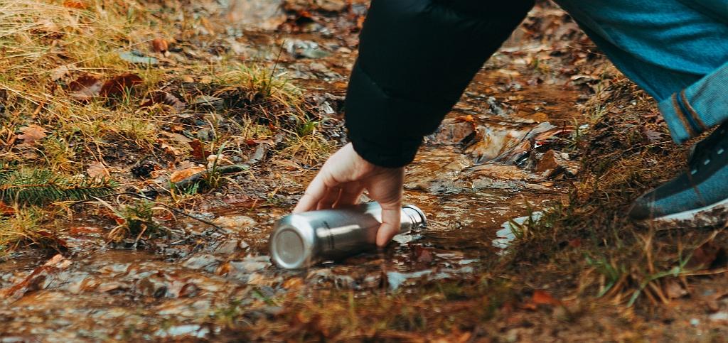 Vă arătăm cum se poate bea apă curată în natură!