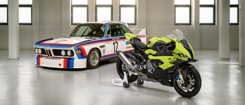 Különleges sportmotorral ünnepel a BMW