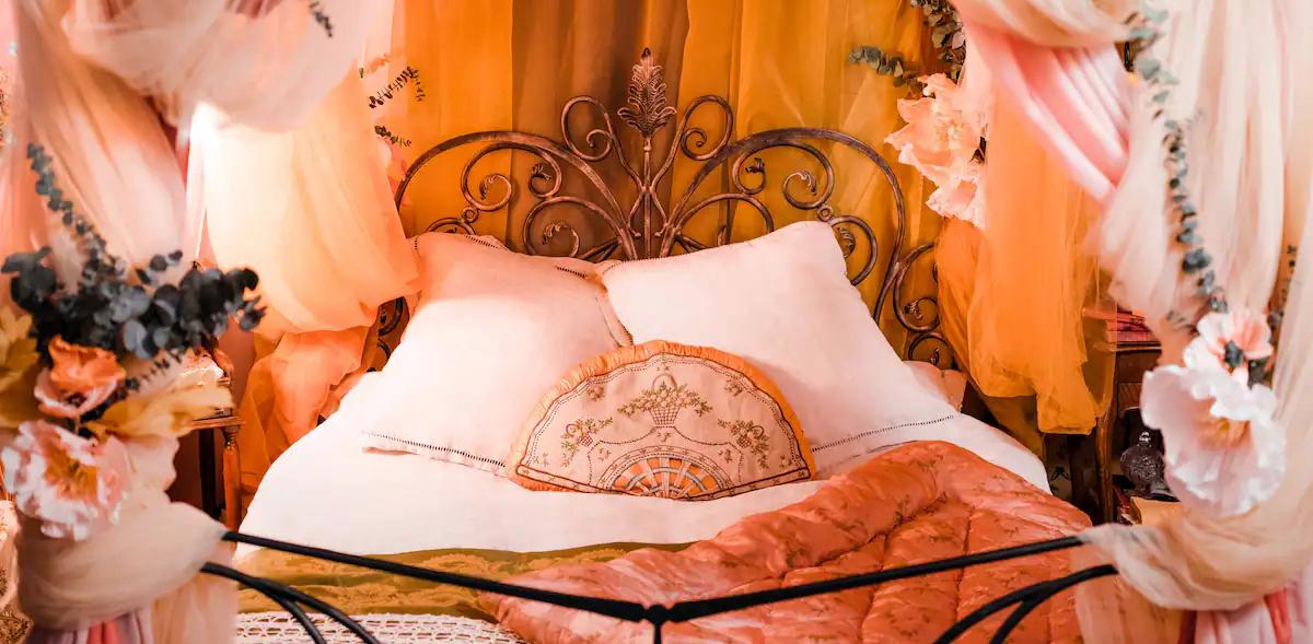 A párizsi Moulin Rouge egy titkos apartmant őriz – ami most kibérelhető az Airbnb-n!