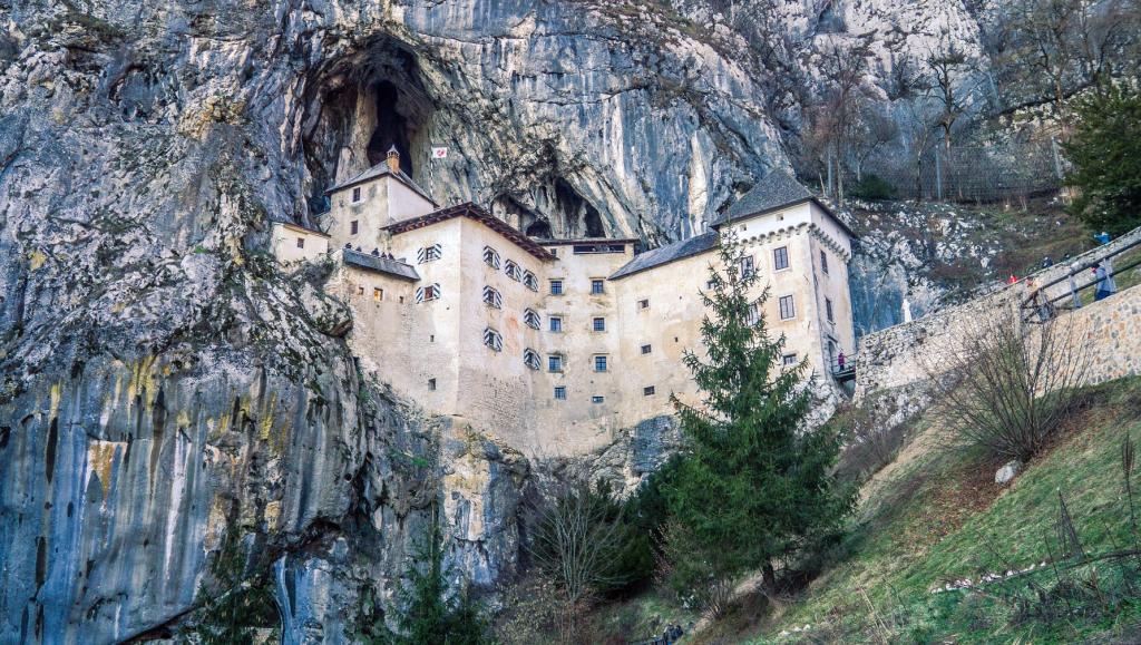 Cum ar fi dacă Stăpânul Inelelor sau Urzeala tronurilor ar deveni realitate – castelul Predjama